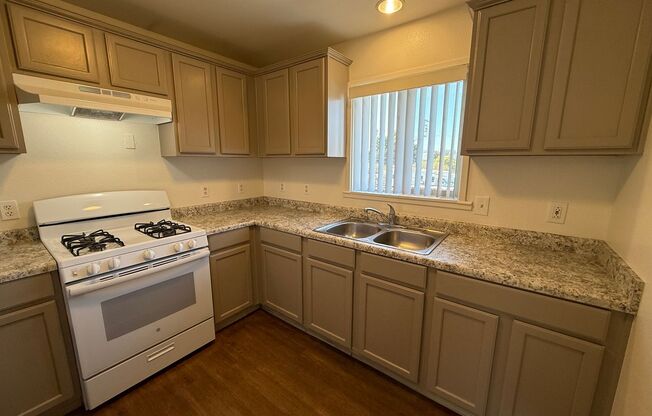 500 S. Oakley Unit H - 2 Bedroom Apartment with 1 Month Free Rent for Move In Before 7/31