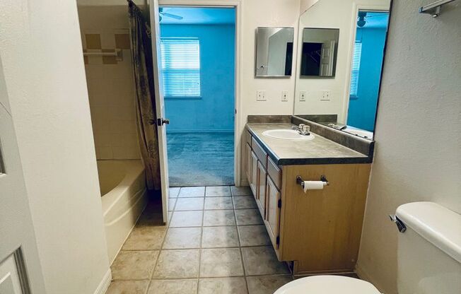 $500 CREDIT BACK IN YOUR 1ST MONTH RENT- SPACIOUS 3/2 - 1ST FLOOR UNIT- ZIP 32835