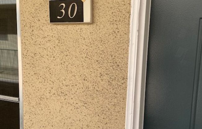 Great 1 bed/1 bath Top Floor Unit near Brand Blvd shopping and dining