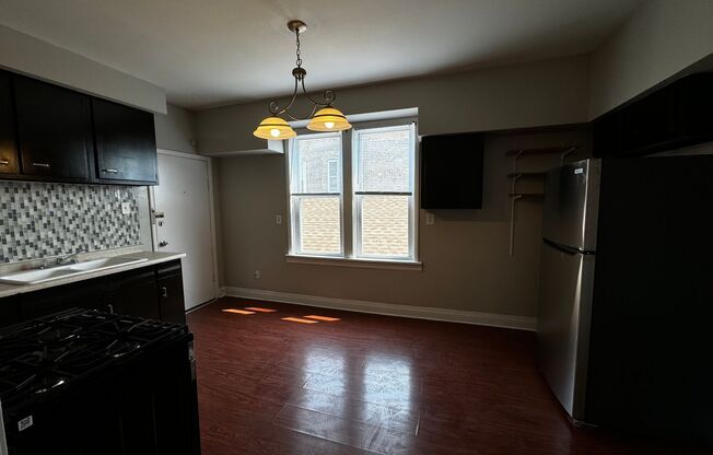 2 beds, 1 bath, $1,300, Unit 2526 #2R