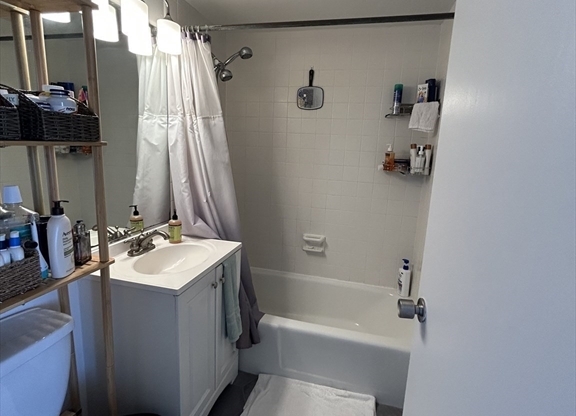 1 bed, 1.5 baths, 700 sqft, $3,600, Unit 810