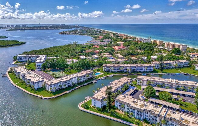 LUXURY LONGBOAT LIVING AT IT’S FINEST! RESORT STYLE, 2BR/2B CONDO LOCATED IN THE HIGHLY SOUGHT AFTER LONGBOAT HARBOUR COMMUNITY ON LONGBOAT KEY.