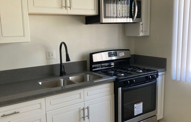 Studio, 1 bath, 450 sqft, $1,570, Unit 21