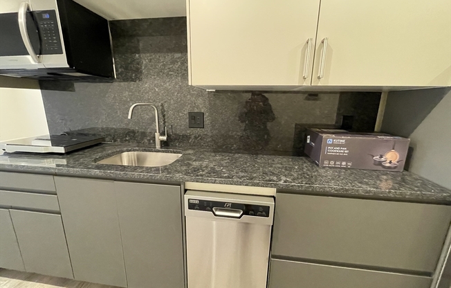 Studio, 1 bath, 550 sqft, $2,500, Unit 402