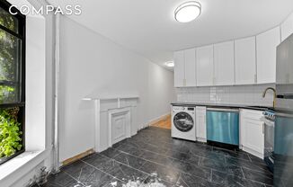 316 W 19 ST