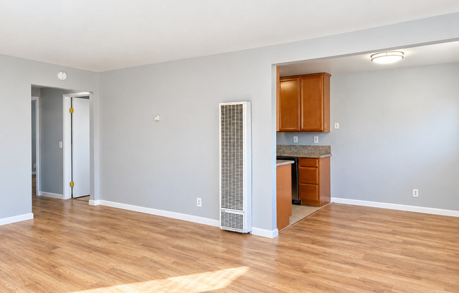 2 beds, 1 bath, 817 sqft, $3,400, Unit Unit 10