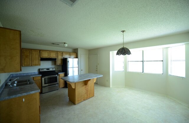 3 beds, 2 baths, $1,350