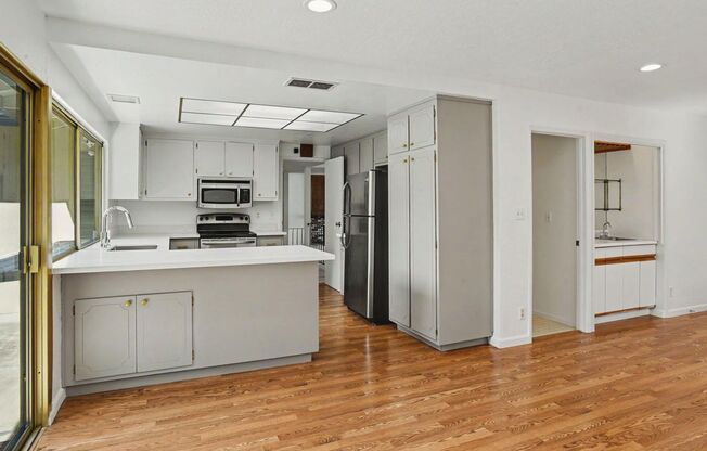 3 beds, 2.5 baths, $7,500