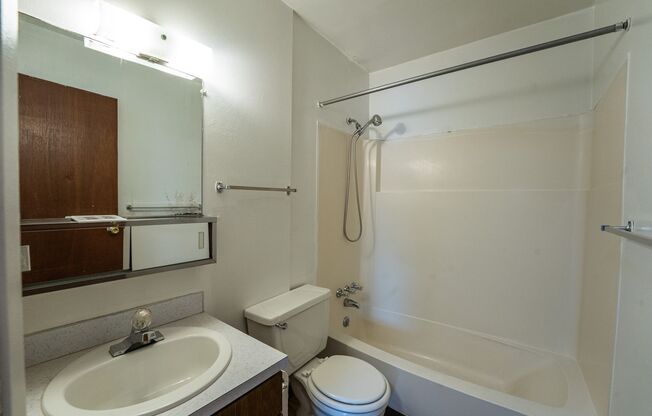 2 beds, 1 bath, 715 sqft, $1,050, Unit D1