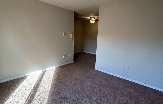 2 beds, 1.5 baths, 934 sqft, $1,650, Unit Q01