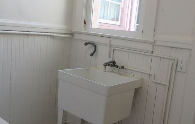 2 beds, 1 bath, $5,800, Unit 610