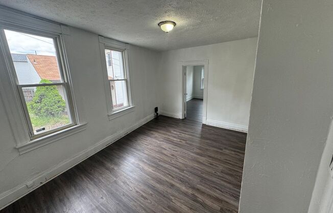 3 beds, 1 bath, $1,350, Unit Unit 2