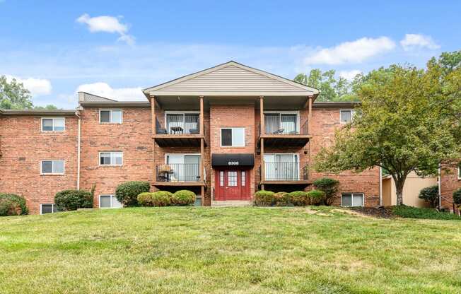 Large green lawns at Heritage Hill Estates Apartments, Cincinnati, Ohio 45227