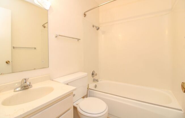 2 beds, 1 bath, $1,050, Unit Apt 3