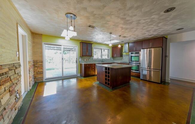 2014 WOODVINE DR