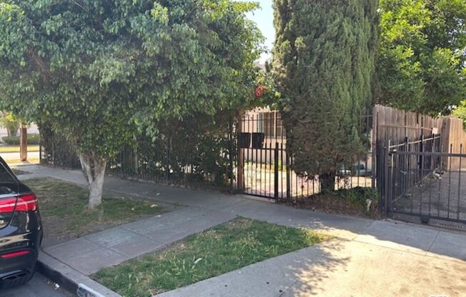 652 E 74 ST