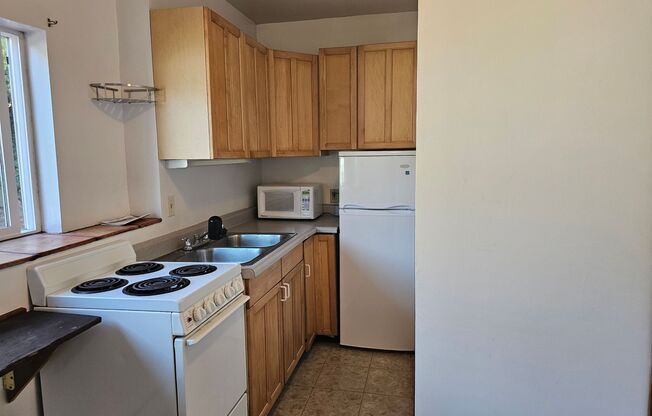 Lancer Apartments: Leasing Specials! Beautiful Mid-Century Units in West Seattle
