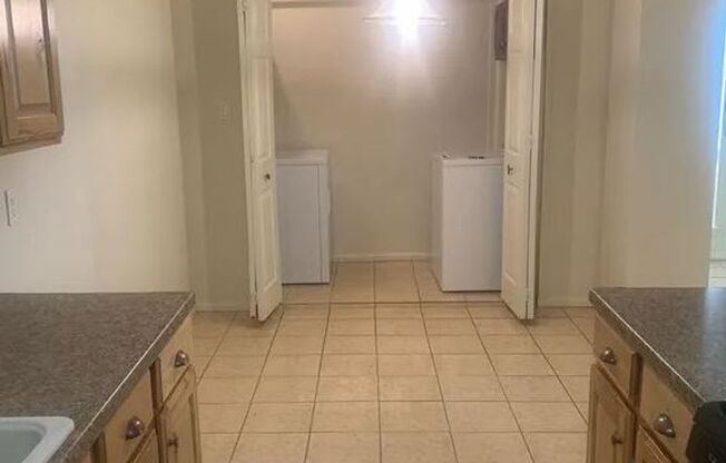 1 bed, 1 bath, 570 sqft, $1,150, Unit D50