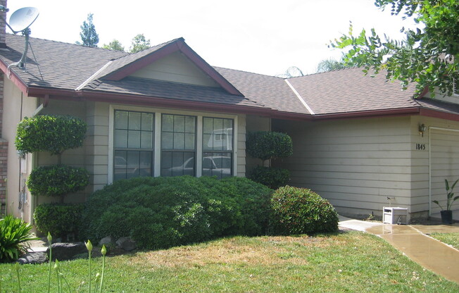 1845 N SELINA CT