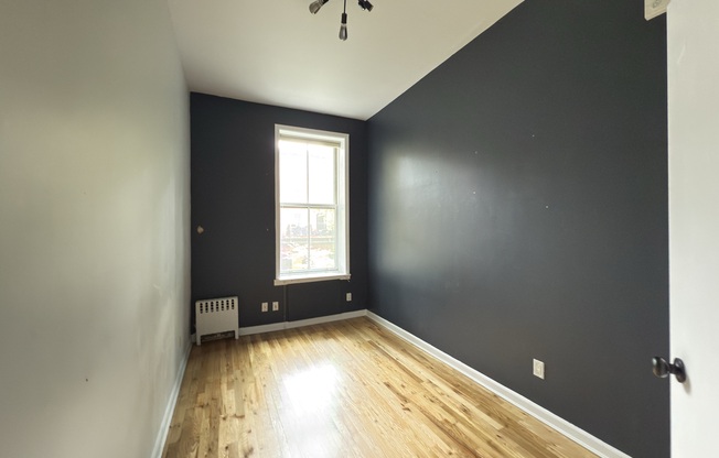 458 W 22 ST