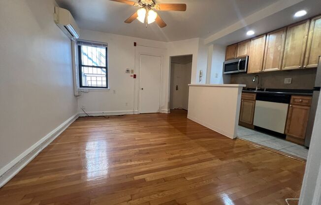 Bright One-Bedroom Apartment with Modern Fixtures - Move In Promo