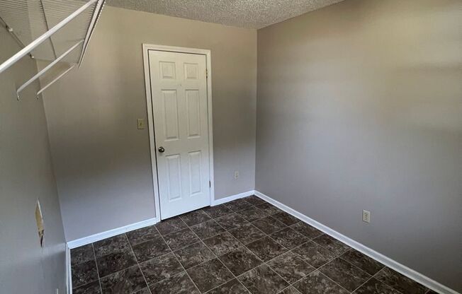 2 beds, 1 bath, 945 sqft, $775, Unit 579 B1