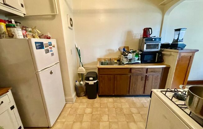 1 bed, 1 bath, $950, Unit 37