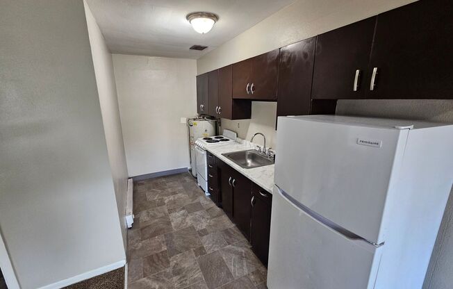 2 beds, 1 bath, $1,195, Unit 180