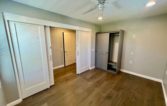 Beautiful 3 Bedroom Townhome w/ Attached Garage, AC and Pool in Bay Park!