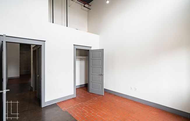 2 beds, 2 baths, $2,100, Unit 727 N. 4th St. Apt. 128