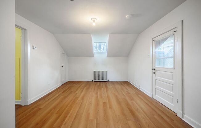 1 bed, 1 bath, $1,100, Unit Carriage House Apt