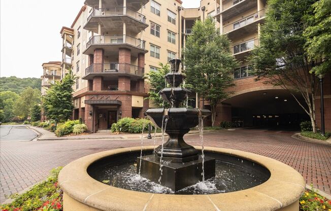 Gorgeous 2/2 Condo w/ Pool and Gym in Great Location!