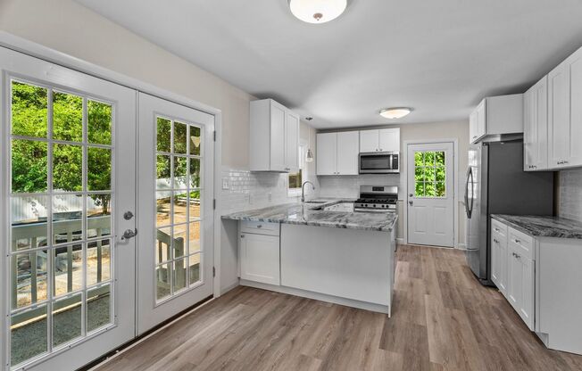 Gorgeous 3 Bedroom, 2 Bath Split-level home in Brentwood - High-end Renovation, Pet Friendly!