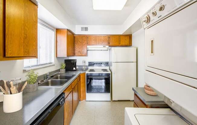 Fully Equipped Kitchen With Modern Appliances at The Waverly, Michigan, 48111
