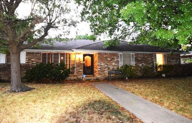 Welcome to 1045 Briarwood Ln!