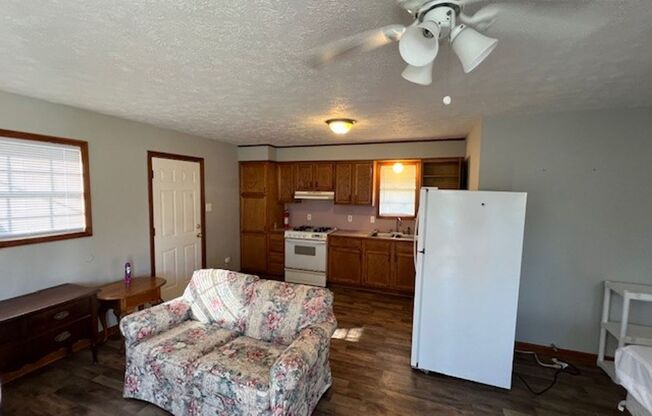 Cozy Fully Furnished 1B/1B Cottage Available in Sulphur