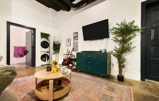 1 bed, 1 bath, 400 sqft, $1,350, Unit Schwab Industrial-001