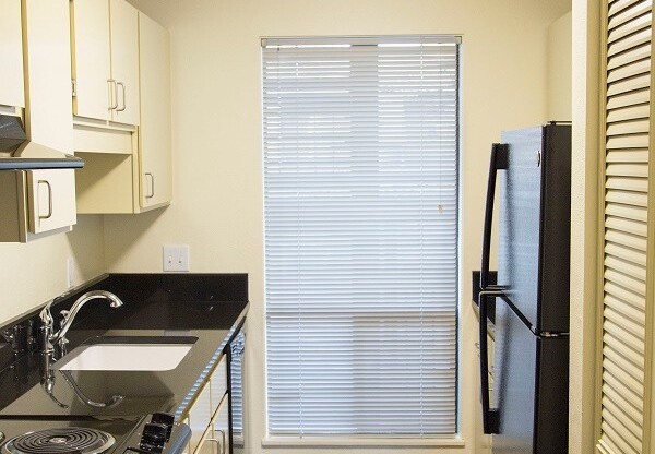 2 beds, 1 bath, 840 sqft, $1,564, Unit 0162