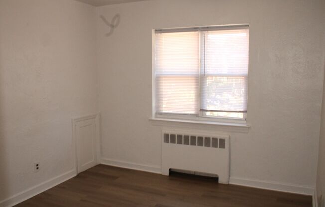 2 beds, 1 bath, 850 sqft, $1,650, Unit D-23