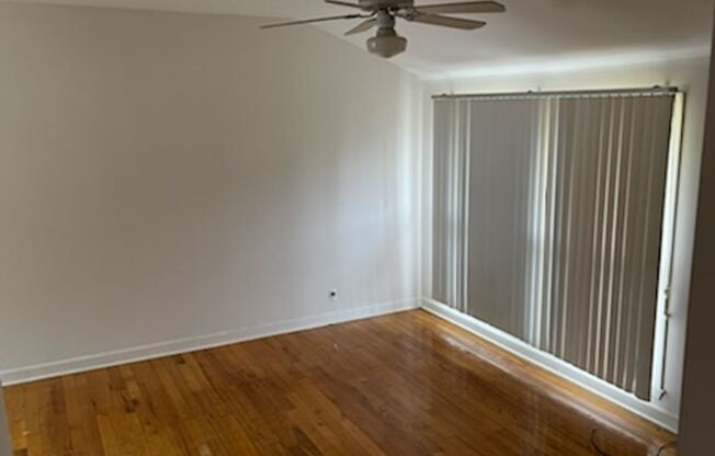 2 bedroom 1 bath close to freeways and shopping