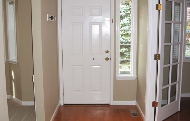 ***PENDING APPLICATIONS***4BD/3BA Home with Amazing Peek-a-boo Views of Harbor