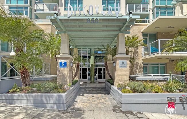STUNNING 2 BED/2 BATH CONDO AVAILABLE IN THE DISCOVERY BUILDING IN CORTEZ HILL!