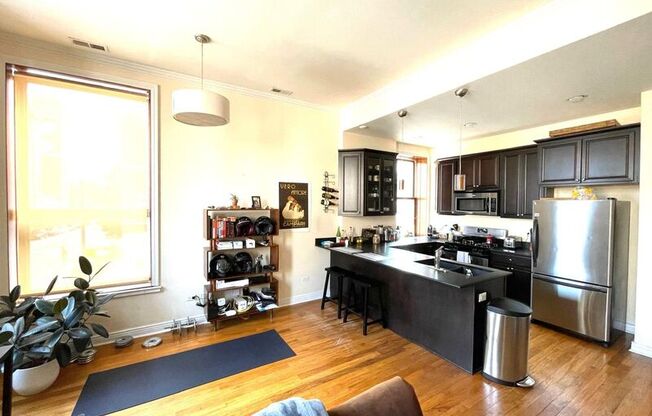 932 N. Noble, 2F