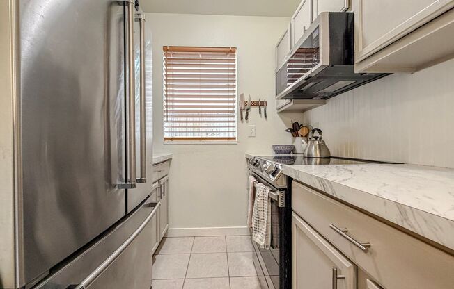 2 bed/2.5 bath Townhome with Bonus Loft Space in North Seattle, $2,600/mo.