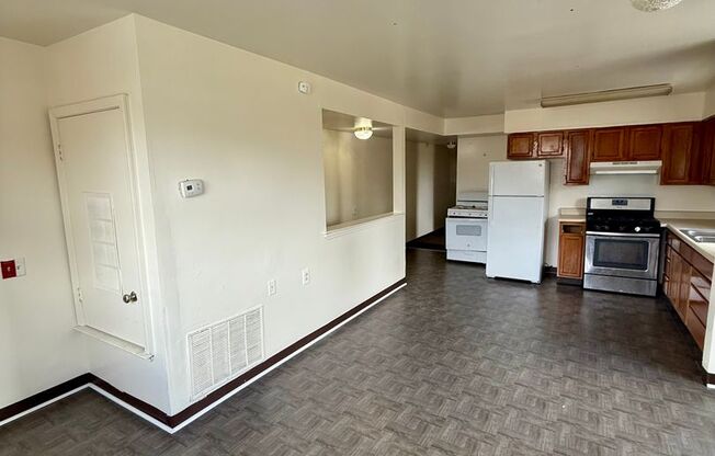 3 beds, 1 bath, 977 sqft, $1,250, Unit 800B