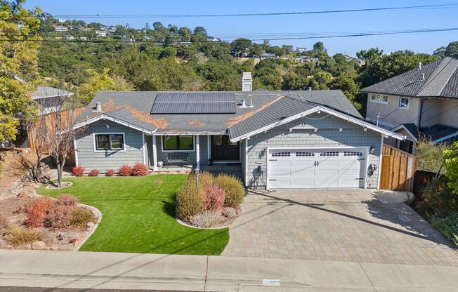 * Peaceful escape on the Peninsula high above Bair Island and Redwood Shores - 3 bedroom retreat in San Carlos Hills, PETS OK!  Available in mid November