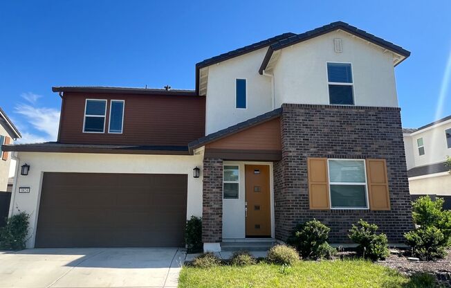 Gorgeous Like-New 4 Bedroom!