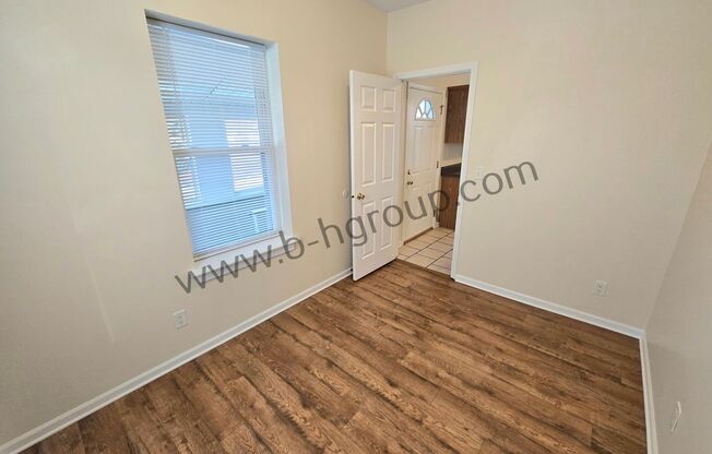 2 beds, 1 bath, 871 sqft, $950, Unit Upper