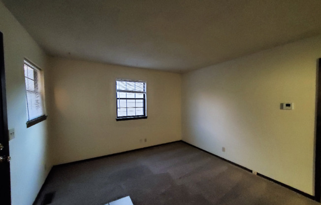 735 S EVERETT