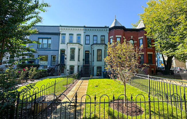 Fantastic 3 Bed 2.5 Bath Townhome In A Gorgeous Neighborhood In Old City 2